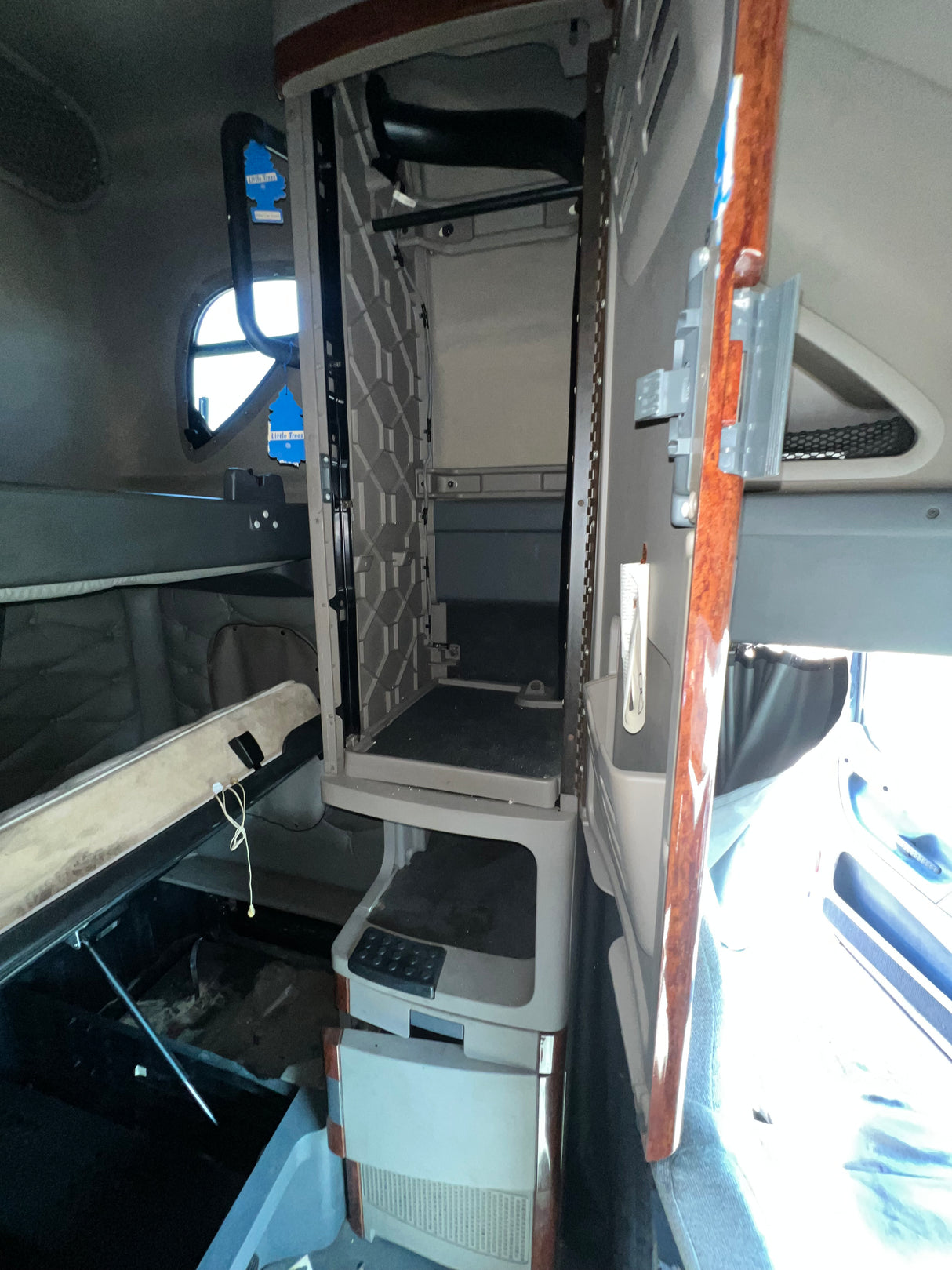 2013 Freightliner Cascadia 125 Conventional Sleeper Cab