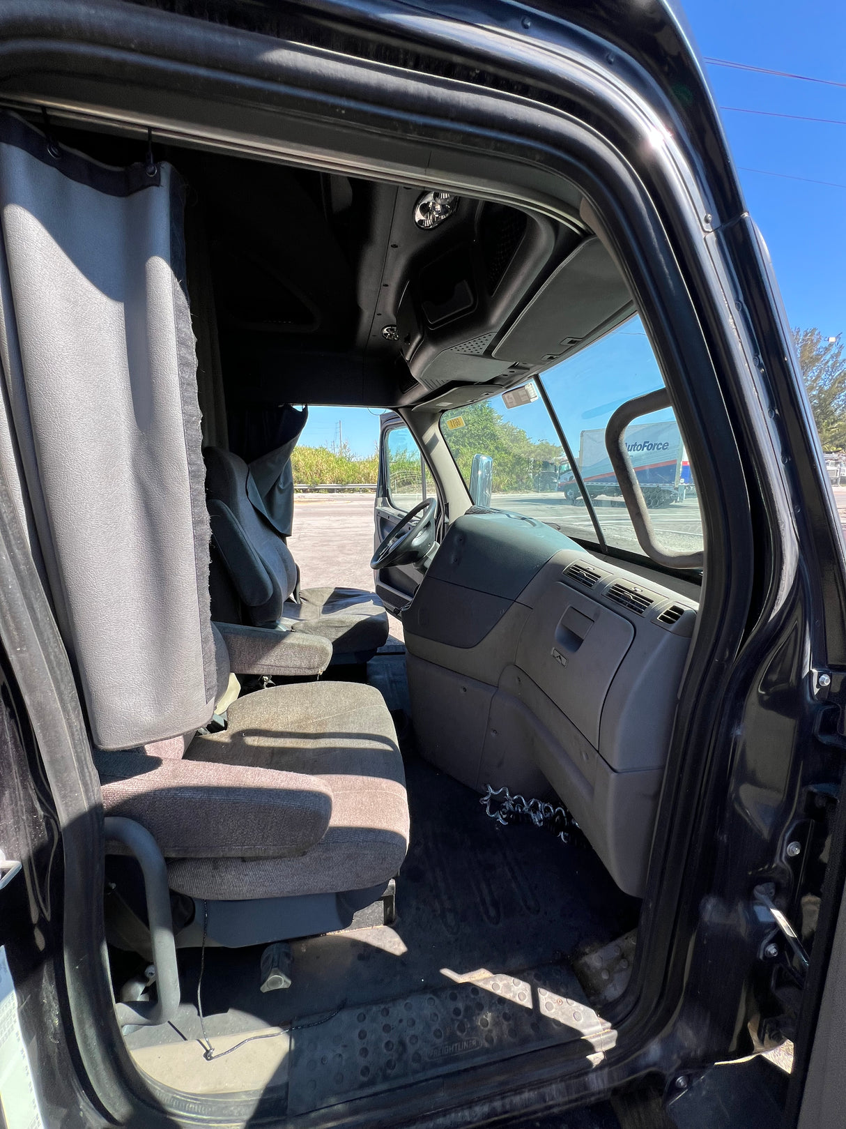 2013 Freightliner Cascadia 125 Conventional Sleeper Cab