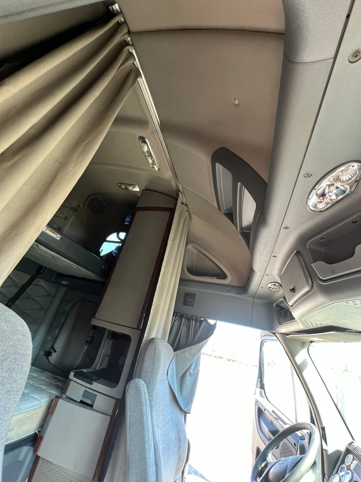 2013 Freightliner Cascadia 125 Conventional Sleeper Cab