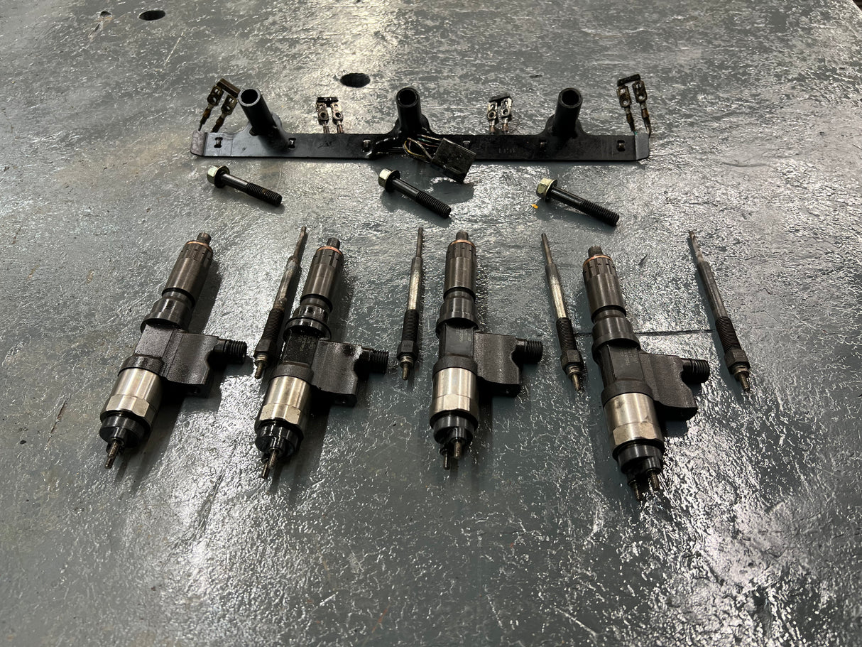 2004 Isuzu 4HK1-TC Denso 5471 / 7031 Fuel Injectors w/ Glow Plugs & Wiring Harness w/ Bolts