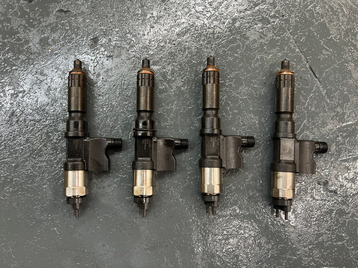 2004 Isuzu 4HK1-TC Denso 5471 / 7031 Fuel Injectors w/ Glow Plugs & Wiring Harness w/ Bolts