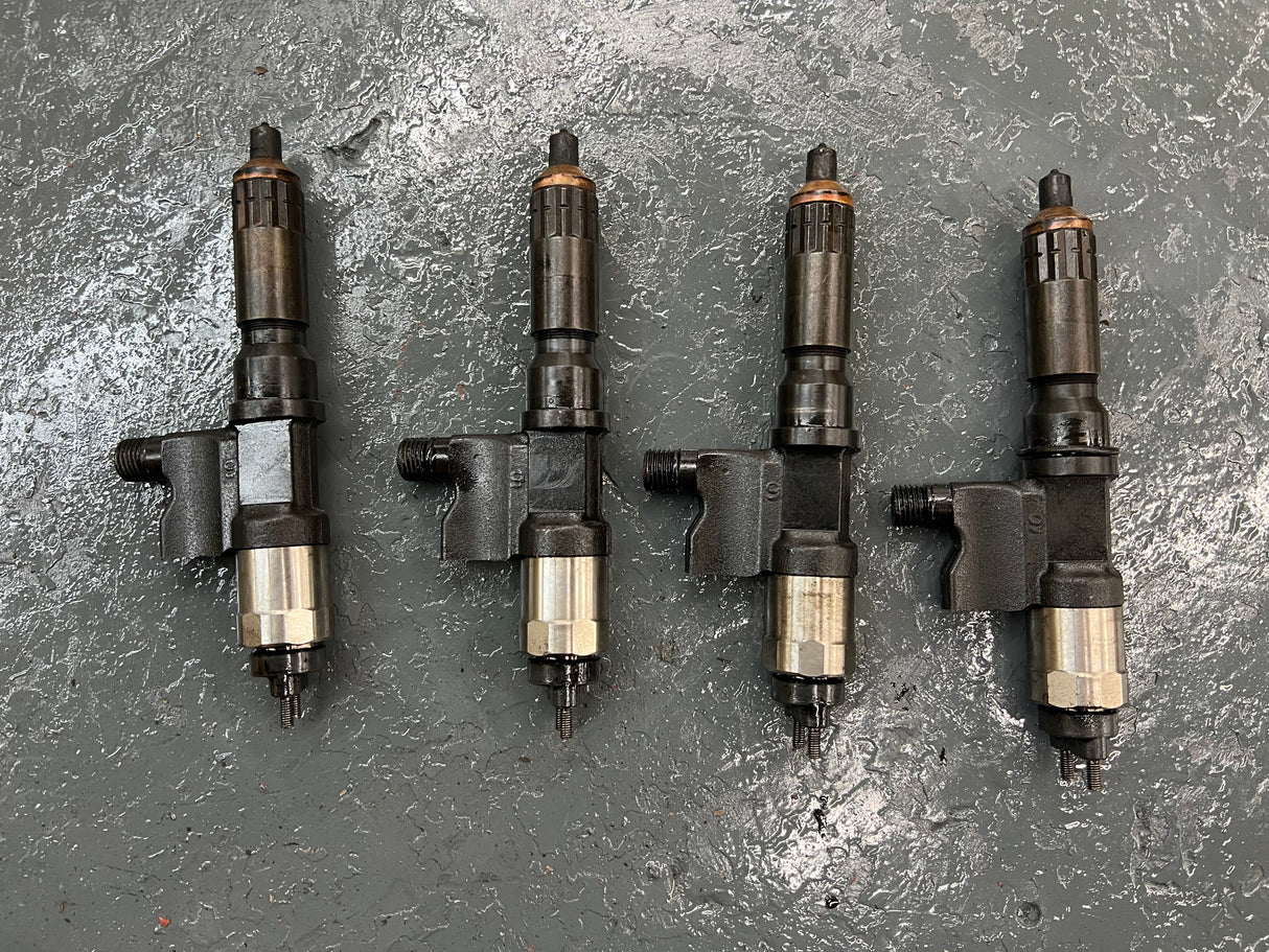 2004 Isuzu 4HK1-TC Denso 5471 / 7031 Fuel Injectors w/ Glow Plugs & Wiring Harness w/ Bolts