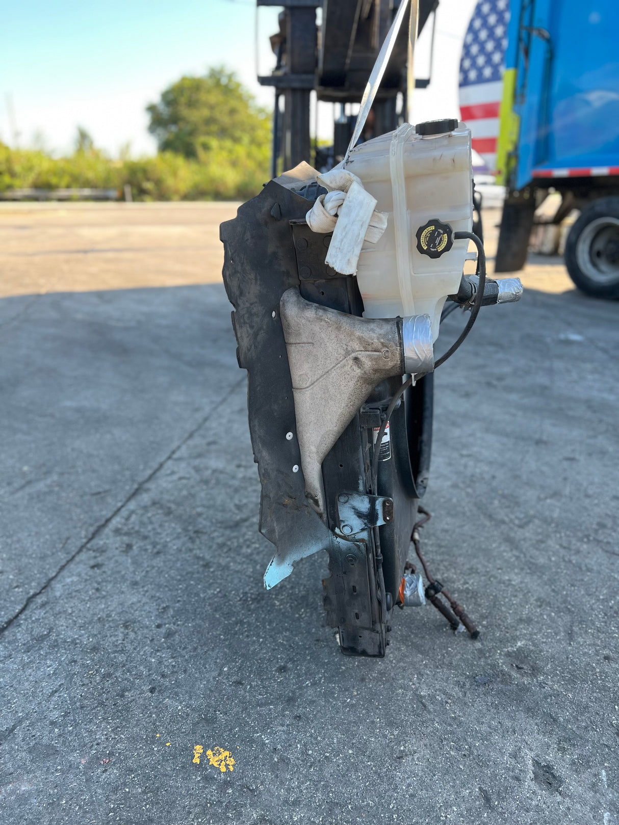 2015 Freightliner Cascadia 132 Charge Air Cooler 3E0137530001 w/ Overflow Bottle & Radiator