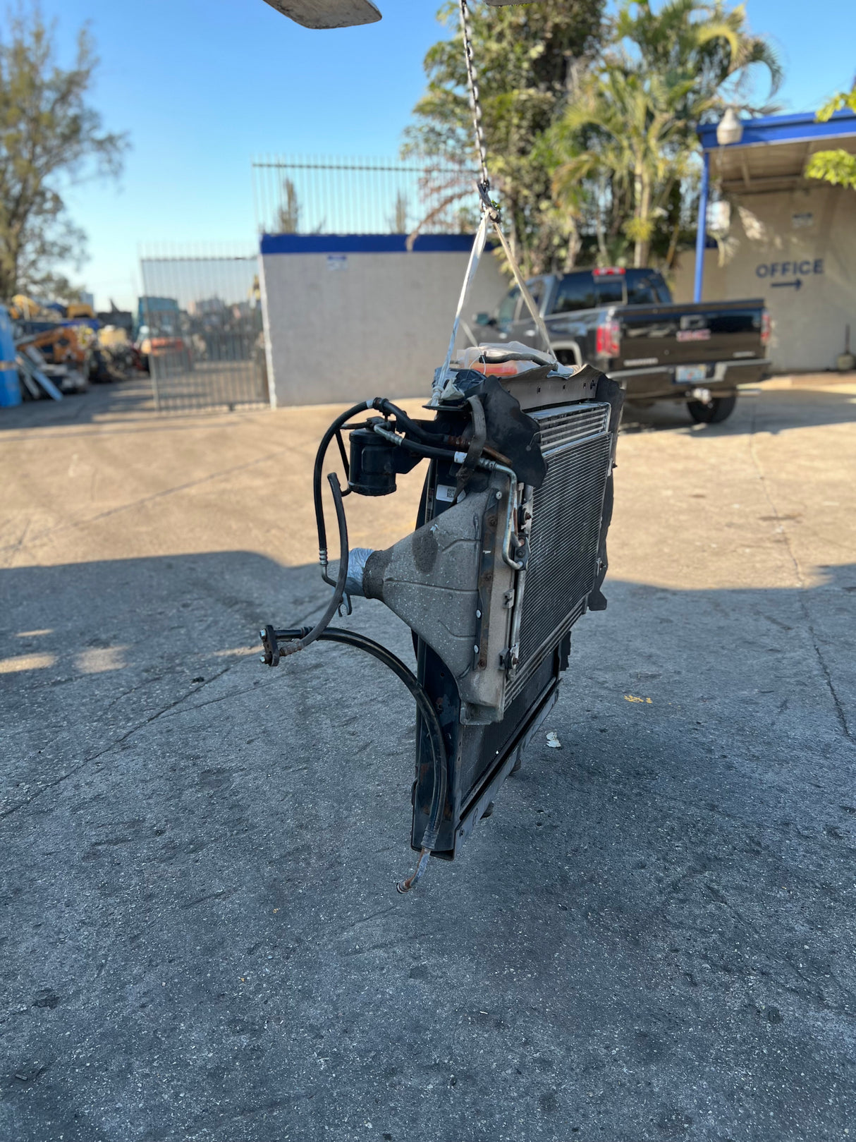 2015 Freightliner Cascadia 132 Charge Air Cooler 3E0137530001 w/ Overflow Bottle & Radiator