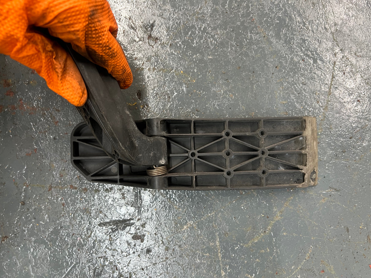 Freightliner Columbia Foot Control Pedal Part # A01-29036-000 w/ TPS Part # 133284