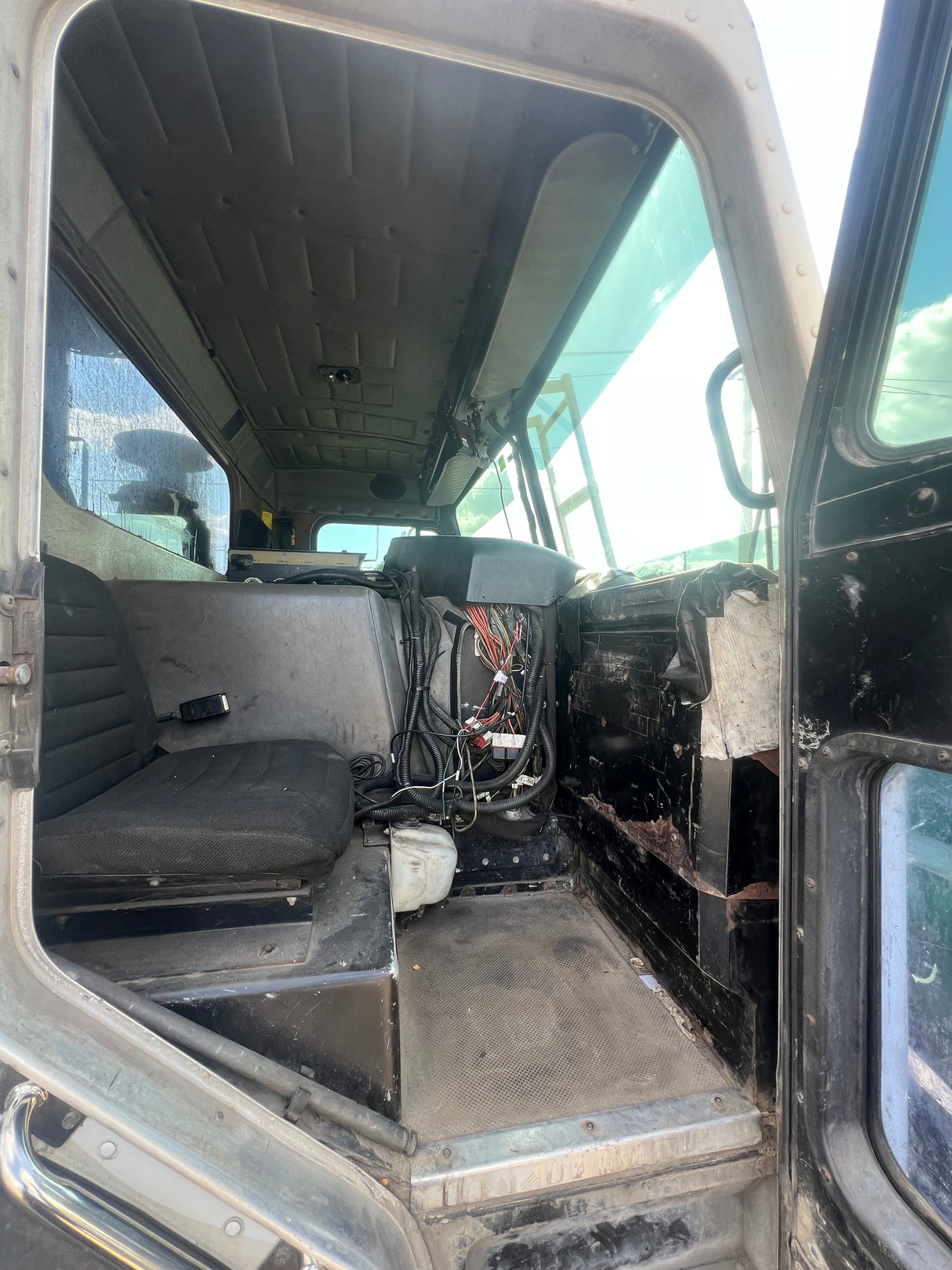 2003 Peterbilt 320 Low Entry Cab Over