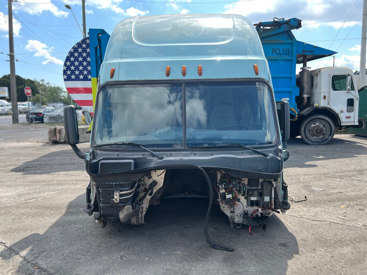 2016 Freightliner Cascadia 132 HIGH ROOF SLEEPER CAB
