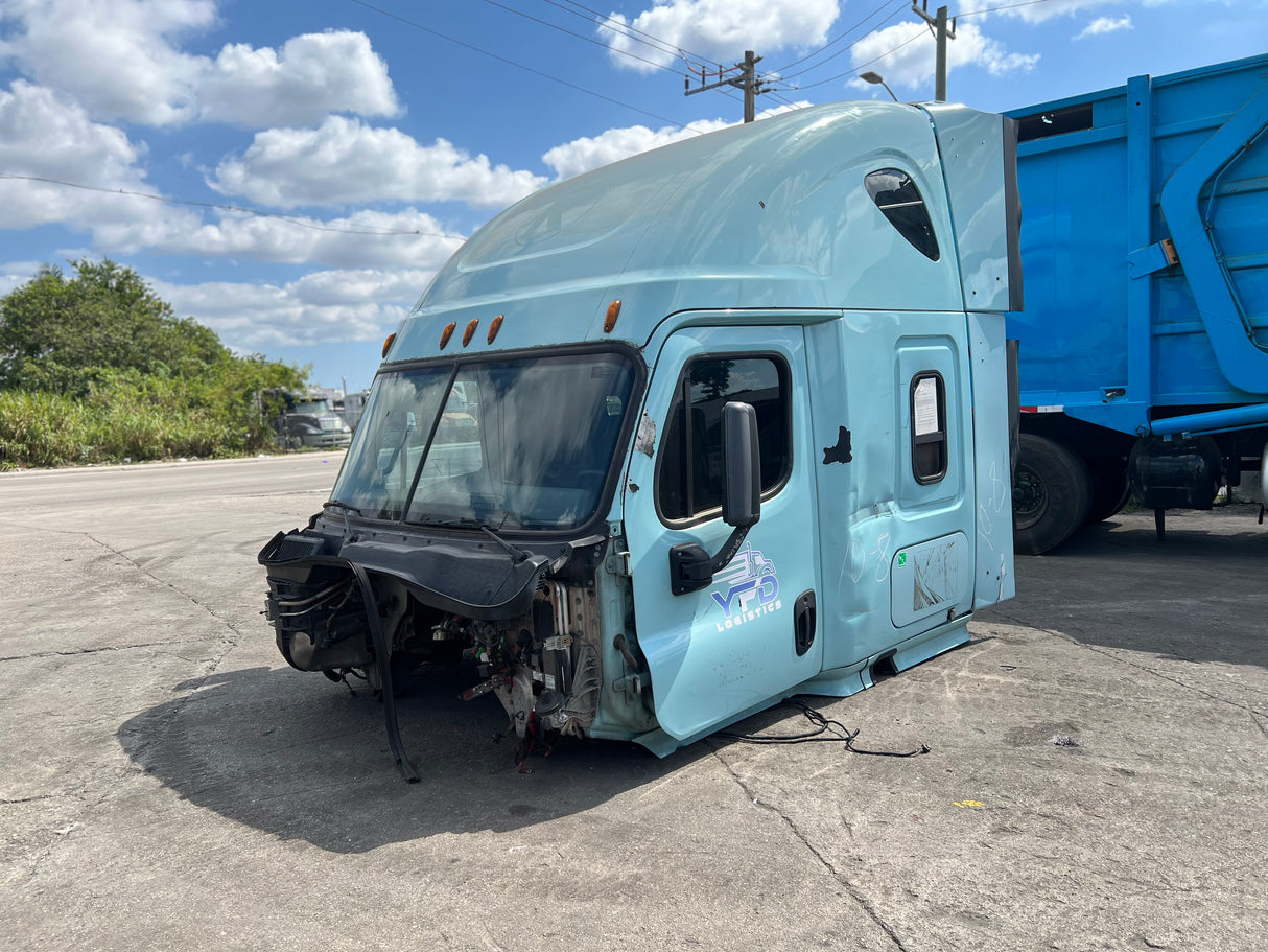 2016 Freightliner Cascadia 132 HIGH ROOF SLEEPER CAB