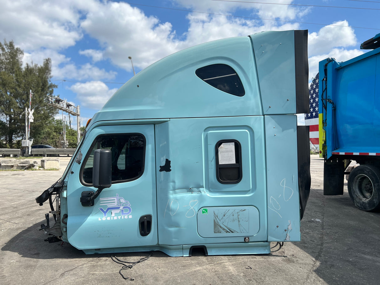 2016 Freightliner Cascadia 132 HIGH ROOF SLEEPER CAB