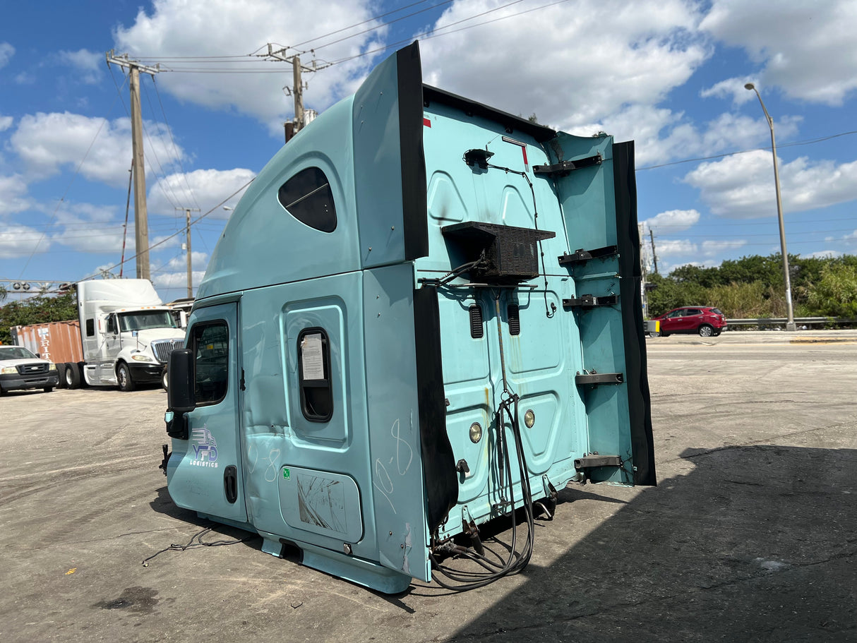 2016 Freightliner Cascadia 132 HIGH ROOF SLEEPER CAB