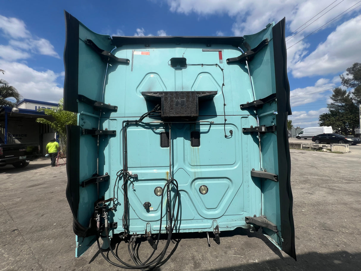 2016 Freightliner Cascadia 132 HIGH ROOF SLEEPER CAB