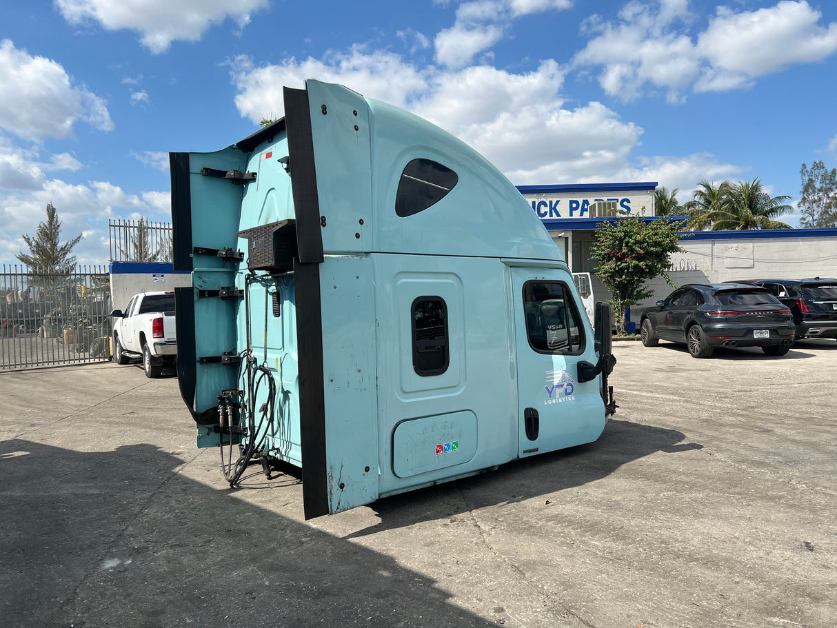 2016 Freightliner Cascadia 132 HIGH ROOF SLEEPER CAB