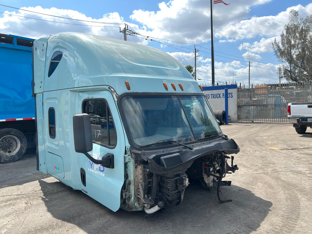 2016 Freightliner Cascadia 132 HIGH ROOF SLEEPER CAB