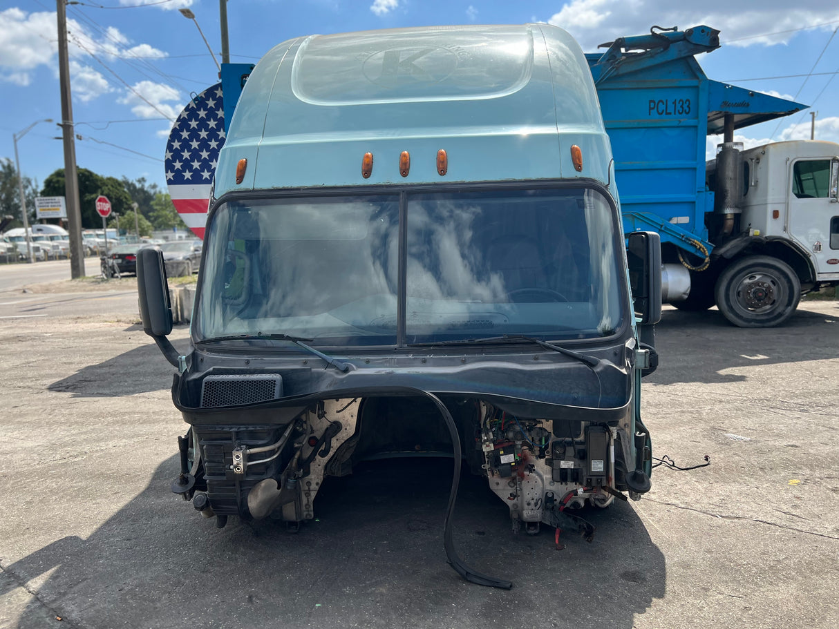 2016 Freightliner Cascadia 132 HIGH ROOF SLEEPER CAB