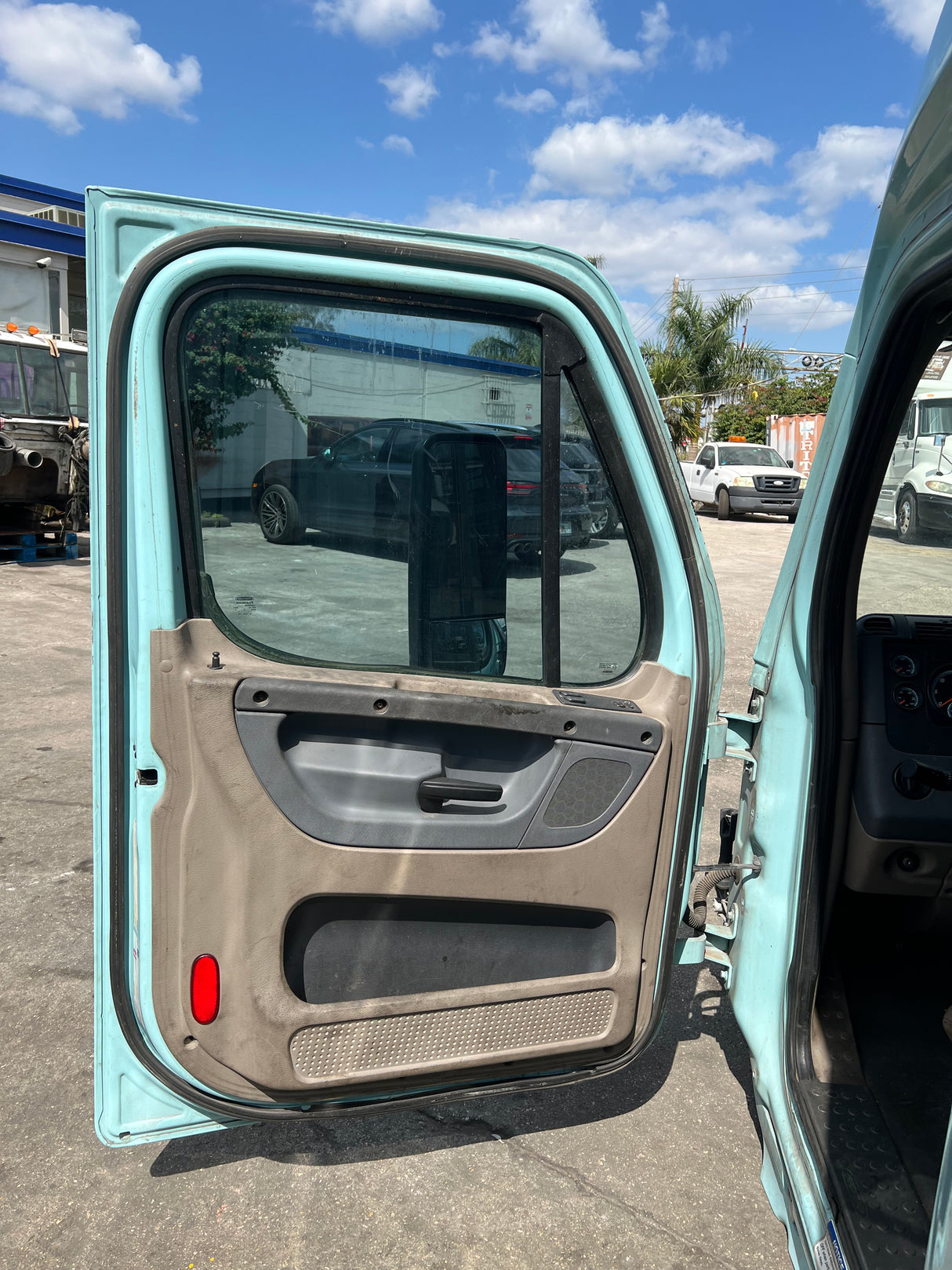 2016 Freightliner Cascadia 132 HIGH ROOF SLEEPER CAB