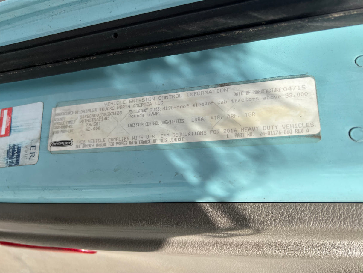 2016 Freightliner Cascadia 132 HIGH ROOF SLEEPER CAB