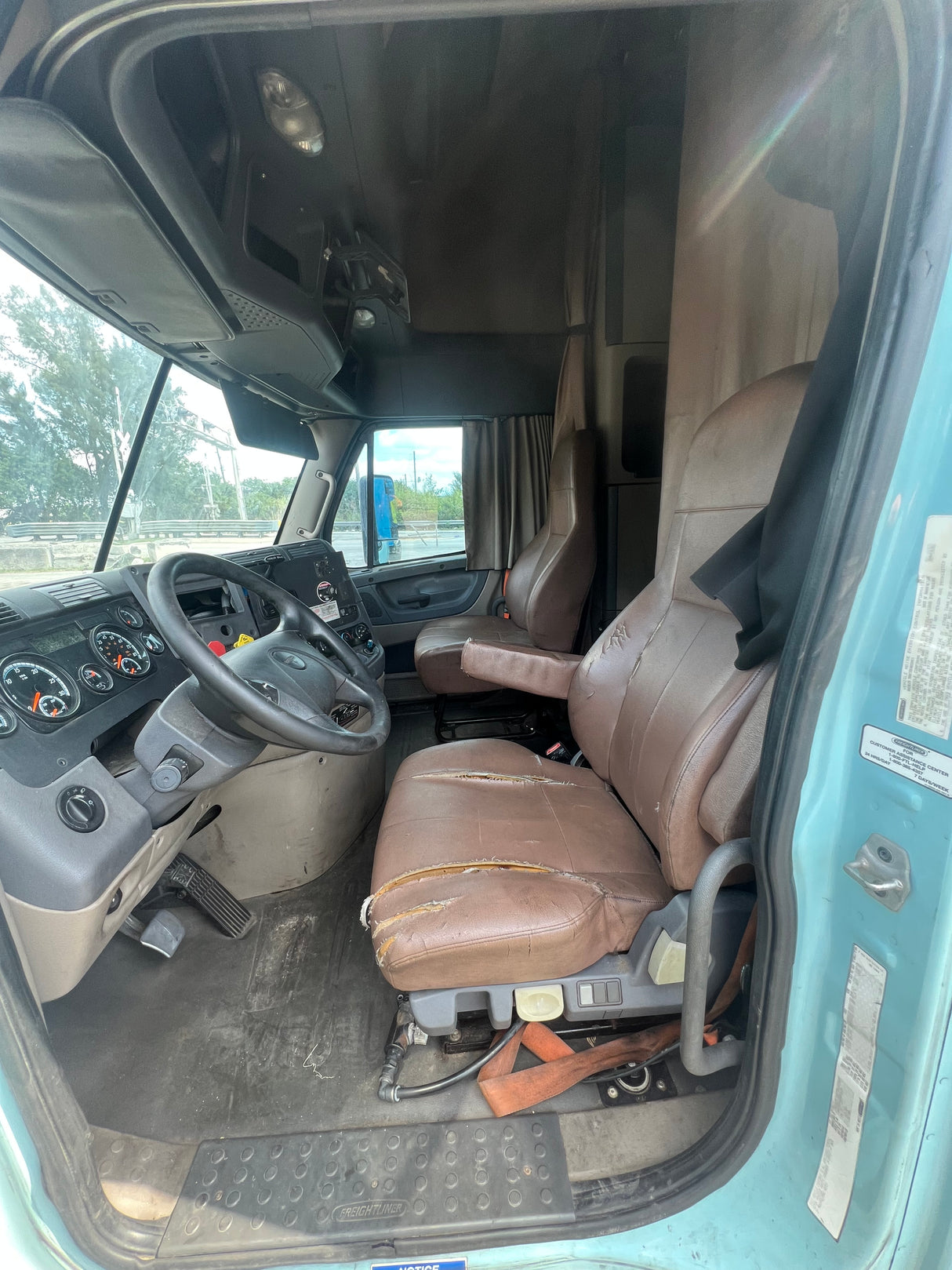 2016 Freightliner Cascadia 132 HIGH ROOF SLEEPER CAB