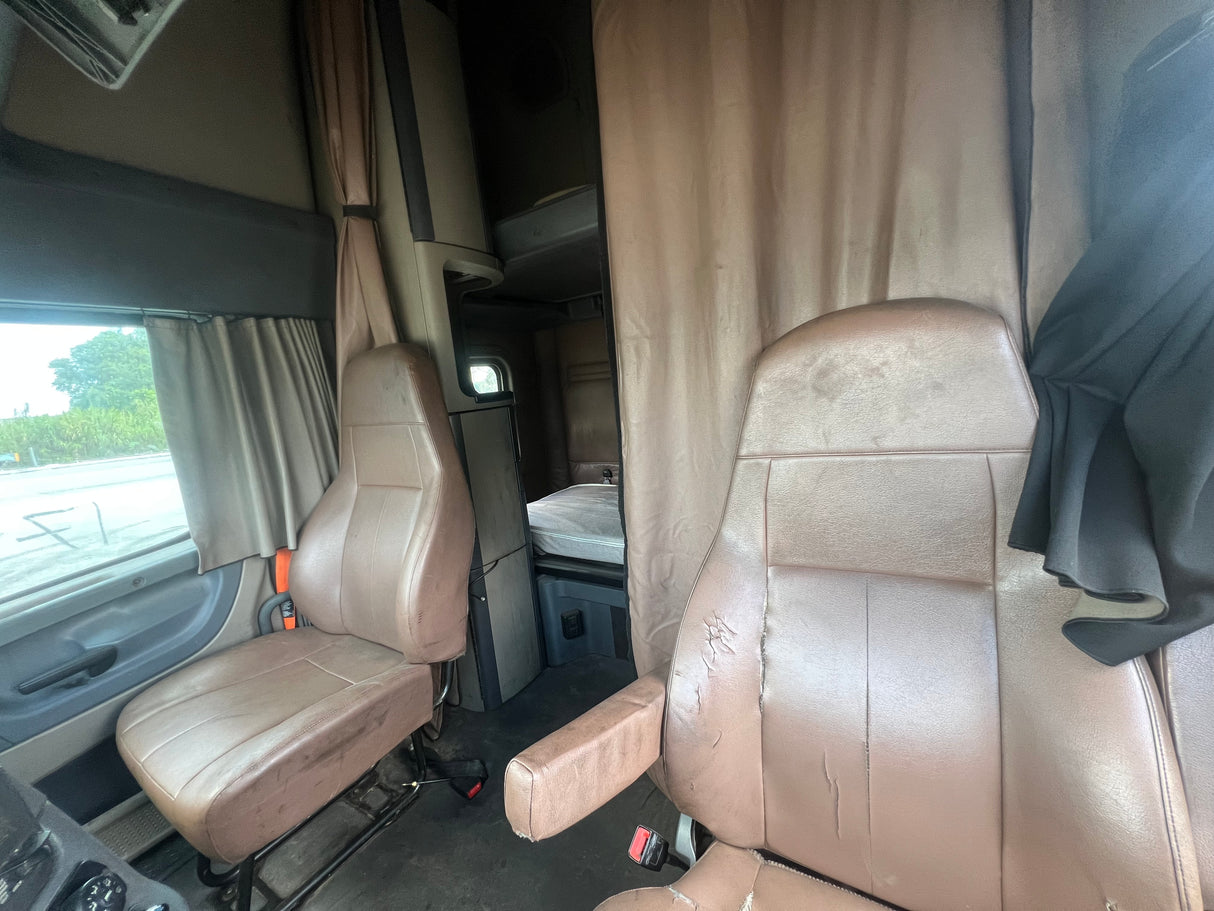 2016 Freightliner Cascadia 132 HIGH ROOF SLEEPER CAB