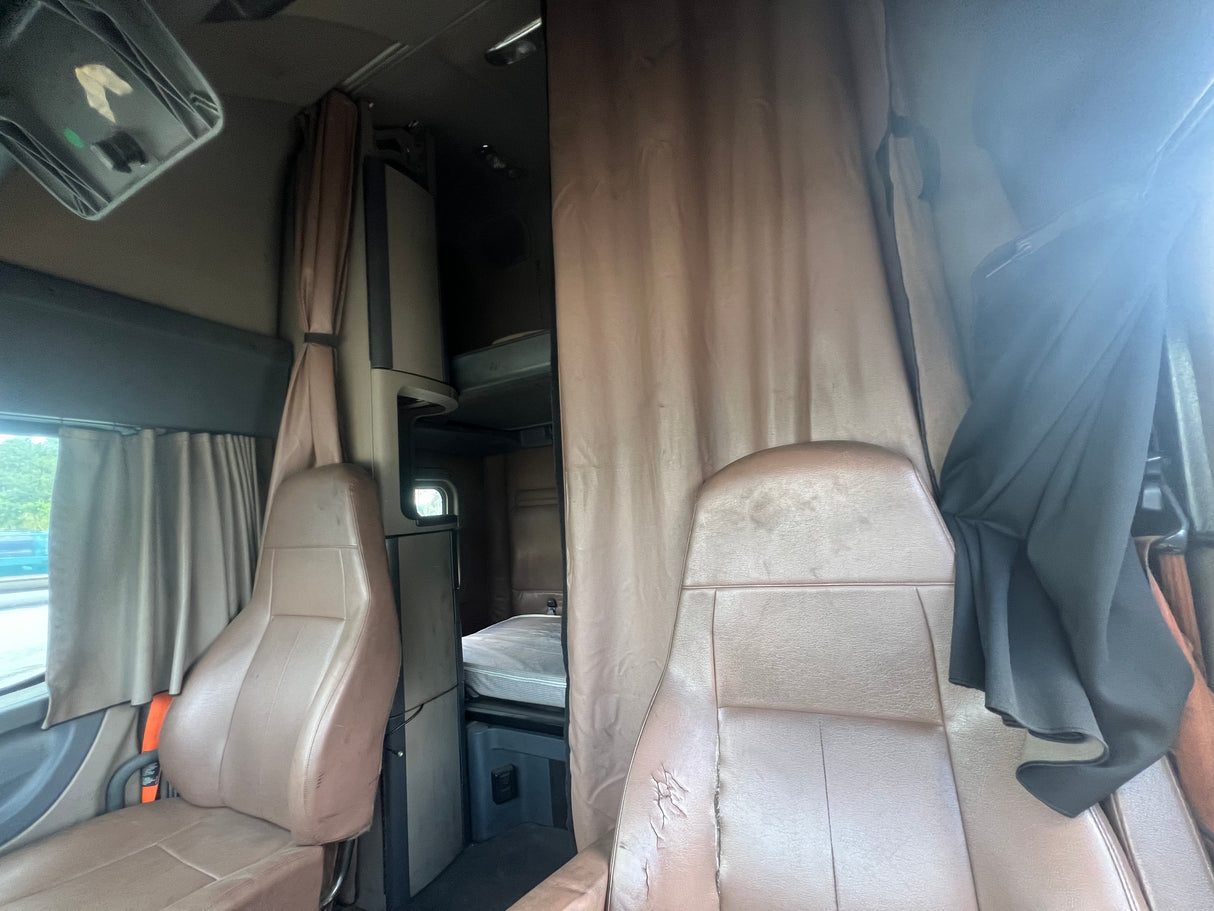 2016 Freightliner Cascadia 132 HIGH ROOF SLEEPER CAB