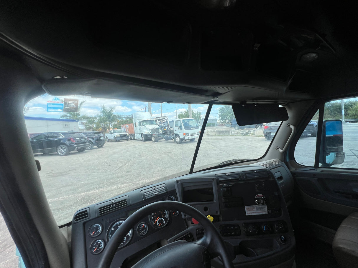 2016 Freightliner Cascadia 132 HIGH ROOF SLEEPER CAB