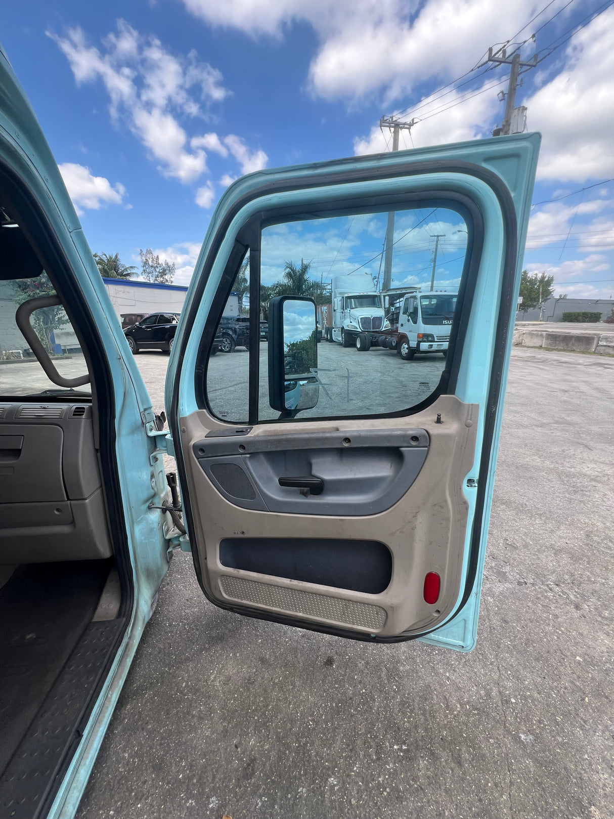 2016 Freightliner Cascadia 132 HIGH ROOF SLEEPER CAB