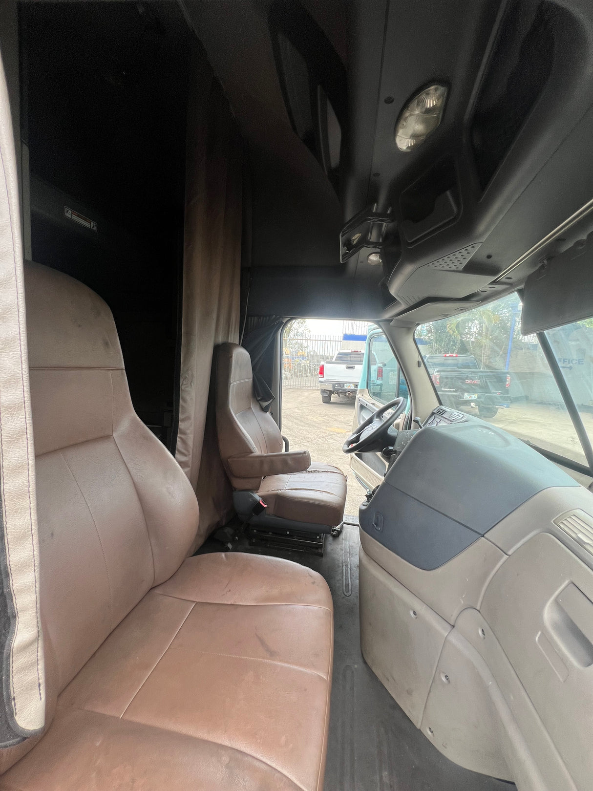 2016 Freightliner Cascadia 132 HIGH ROOF SLEEPER CAB