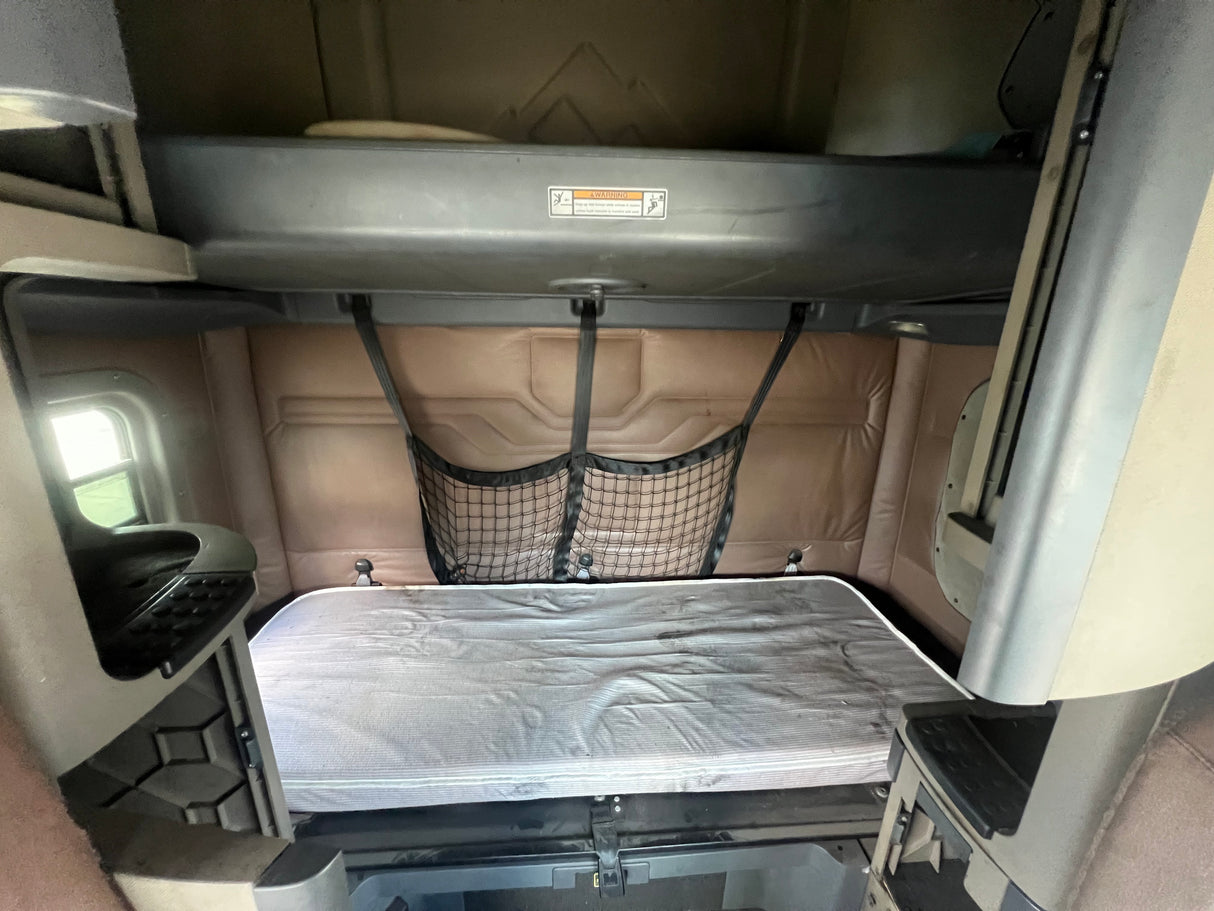 2016 Freightliner Cascadia 132 HIGH ROOF SLEEPER CAB