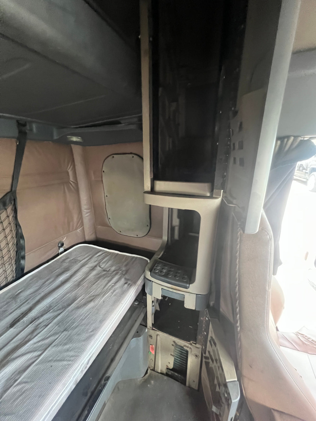2016 Freightliner Cascadia 132 HIGH ROOF SLEEPER CAB