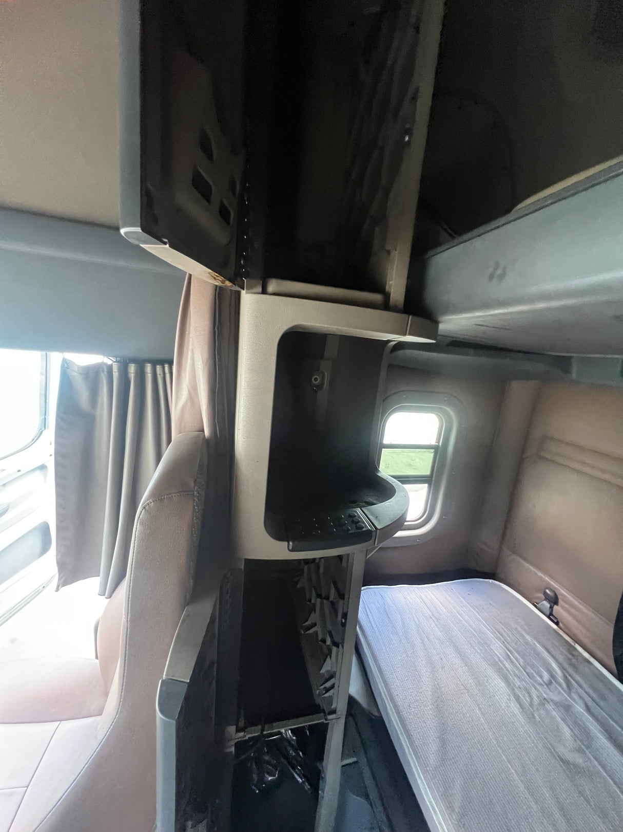 2016 Freightliner Cascadia 132 HIGH ROOF SLEEPER CAB