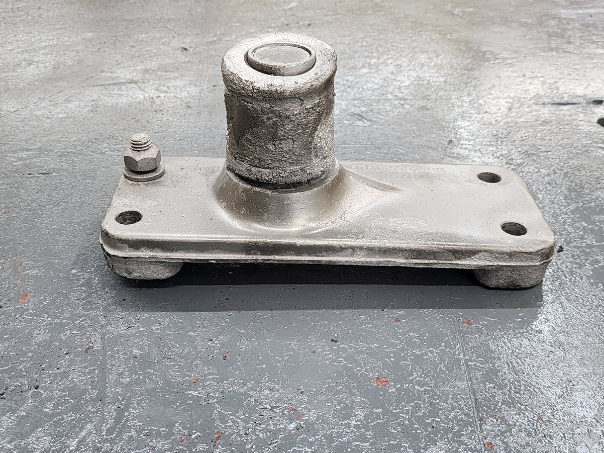 Ford L9000 Diesel Engine Mount E7HT-5087-BB For Sale