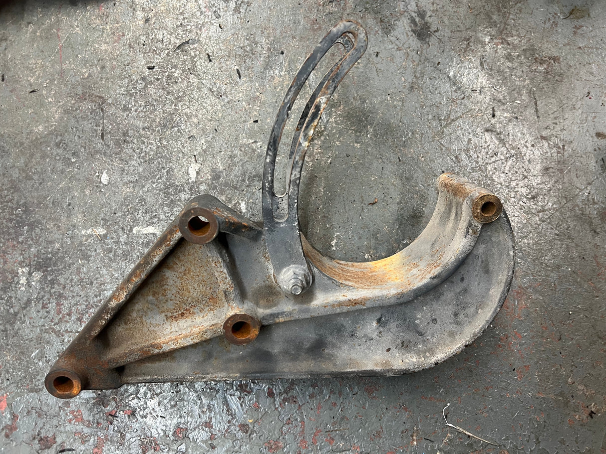 OEM Mack Diesel Engine A/C Compressor Mounting Bracket 209RD537M