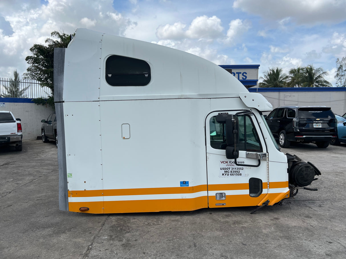 2004 Freightliner Columbia 120 Conventional CAB