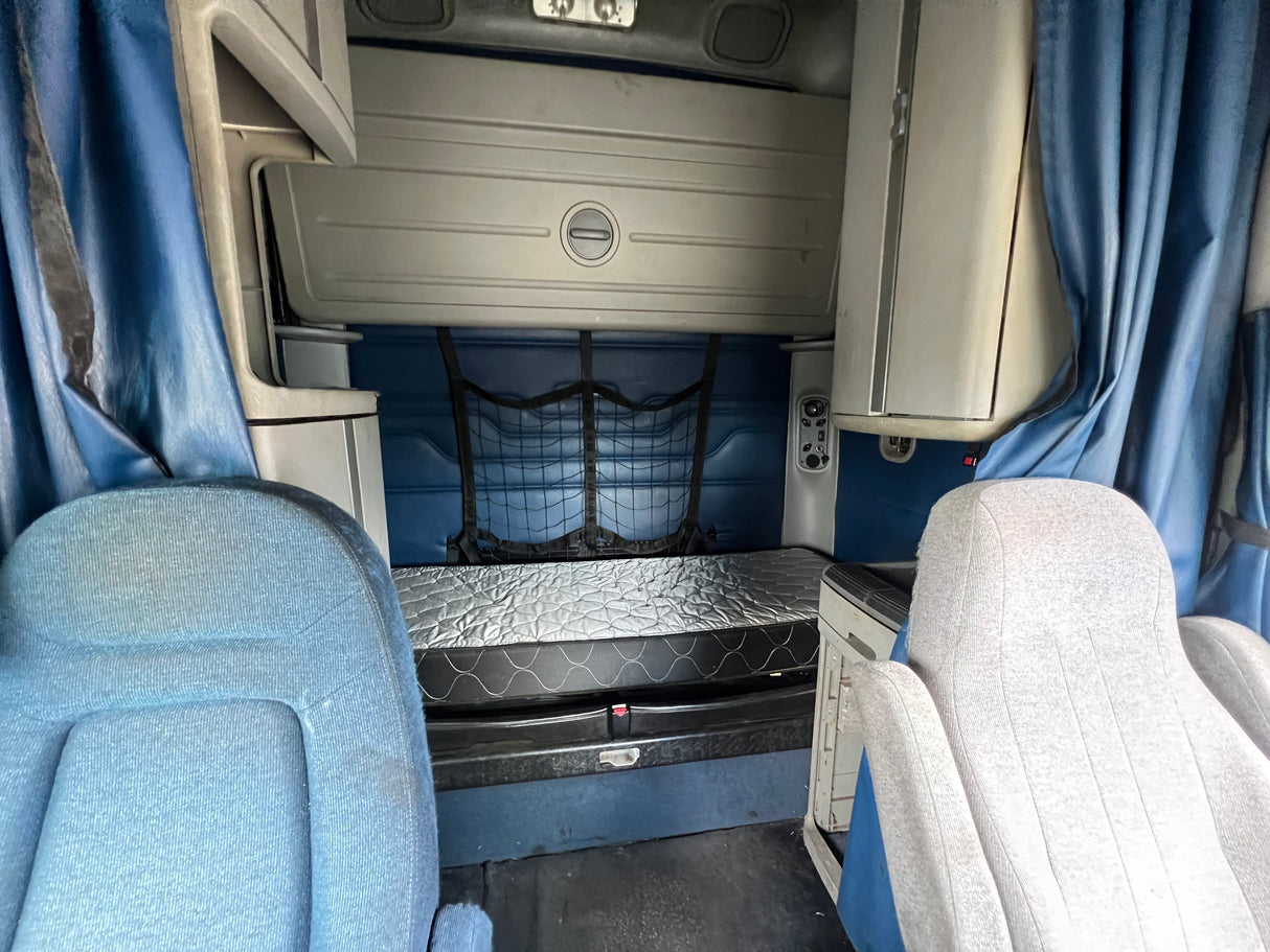 2004 Freightliner Columbia 120 Conventional CAB