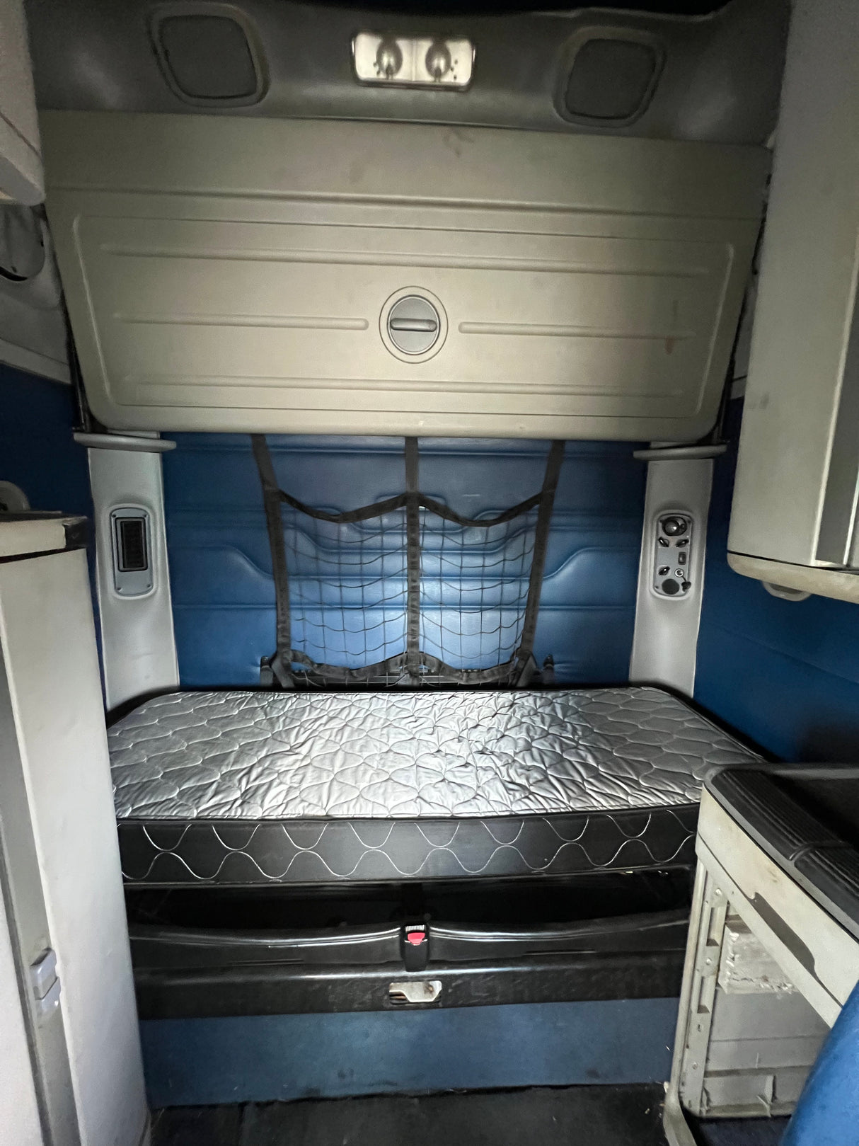 2004 Freightliner Columbia 120 Conventional CAB