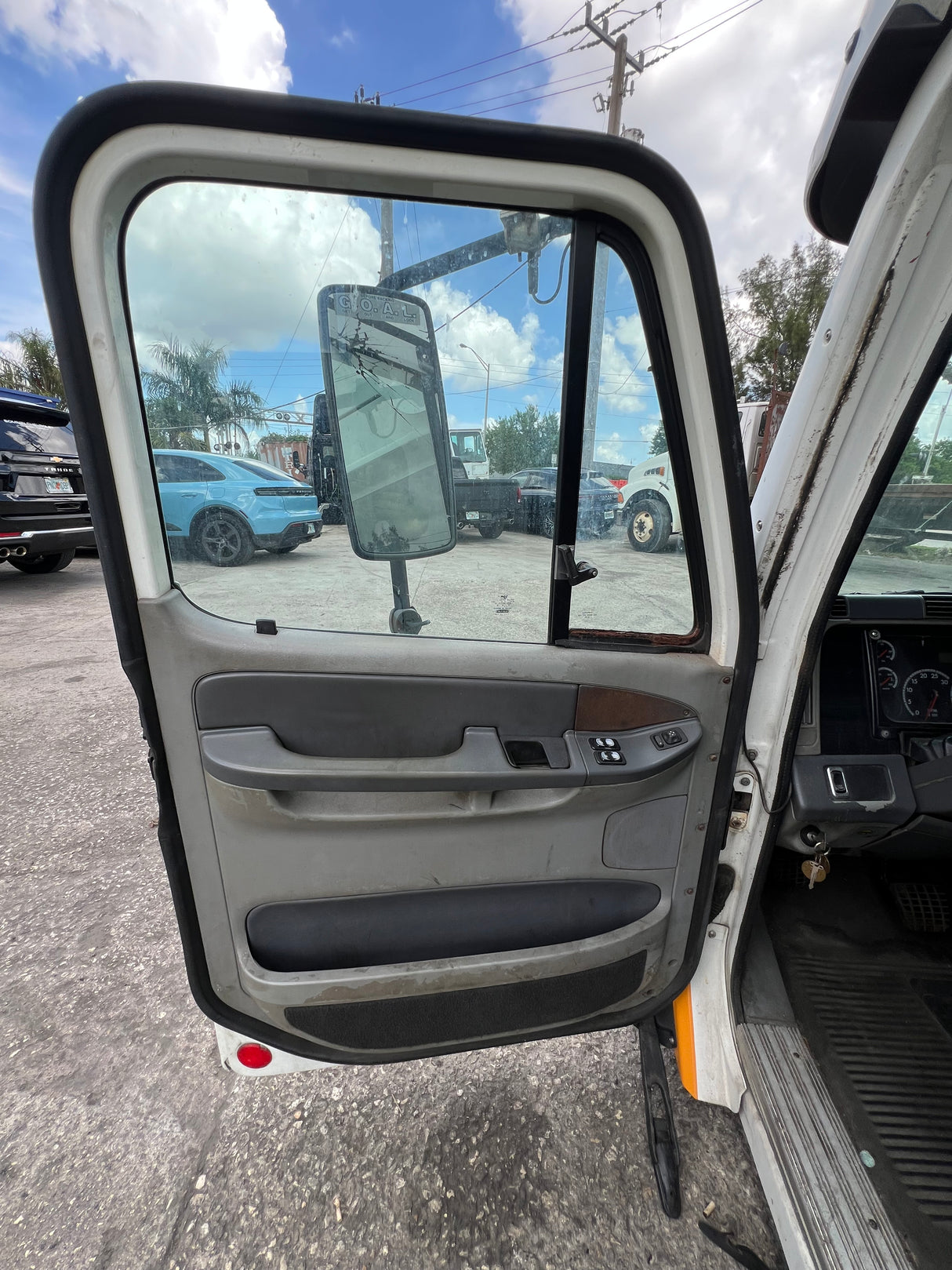 2004 Freightliner Columbia 120 Conventional CAB