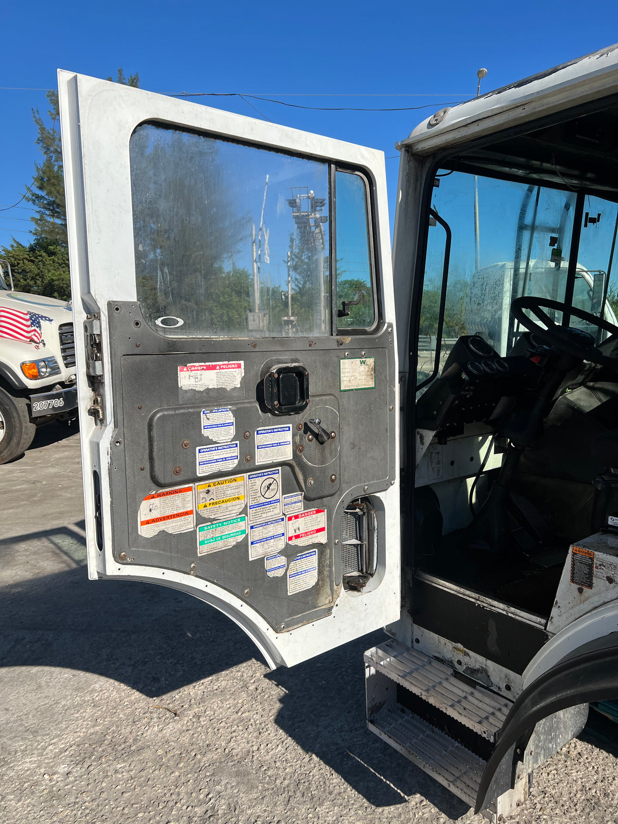 2007 MACK MR688S Forward Low Cab, 600 Series