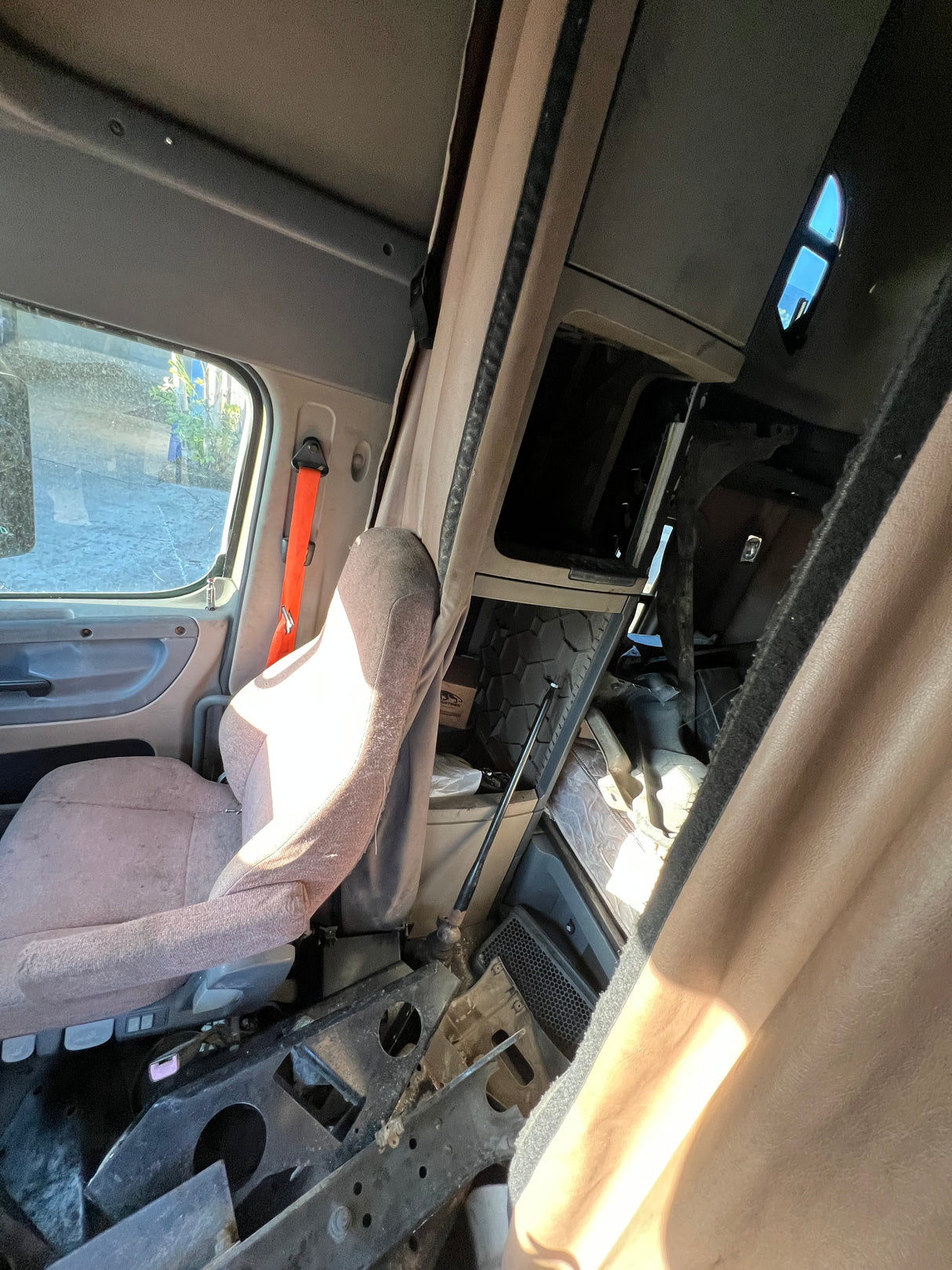 2016 Freightliner Cascadia 125 High Roof Sleeper CAB Shell