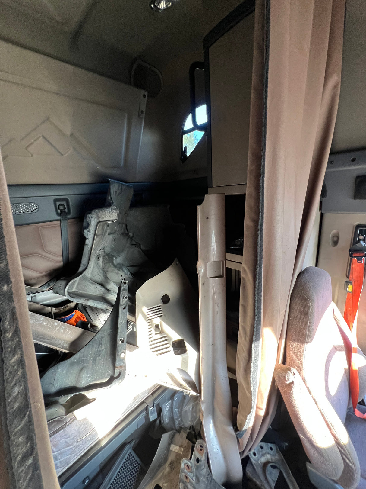 2016 Freightliner Cascadia 125 High Roof Sleeper CAB Shell