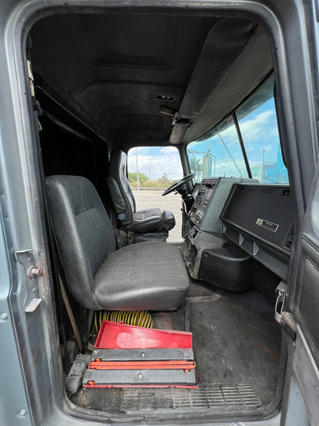 1995 Mack CH613 600 Series Sleeper CAB Shell