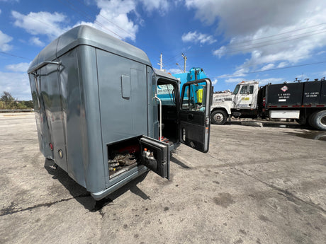 1995 Mack CH613 600 Series Sleeper CAB Shell